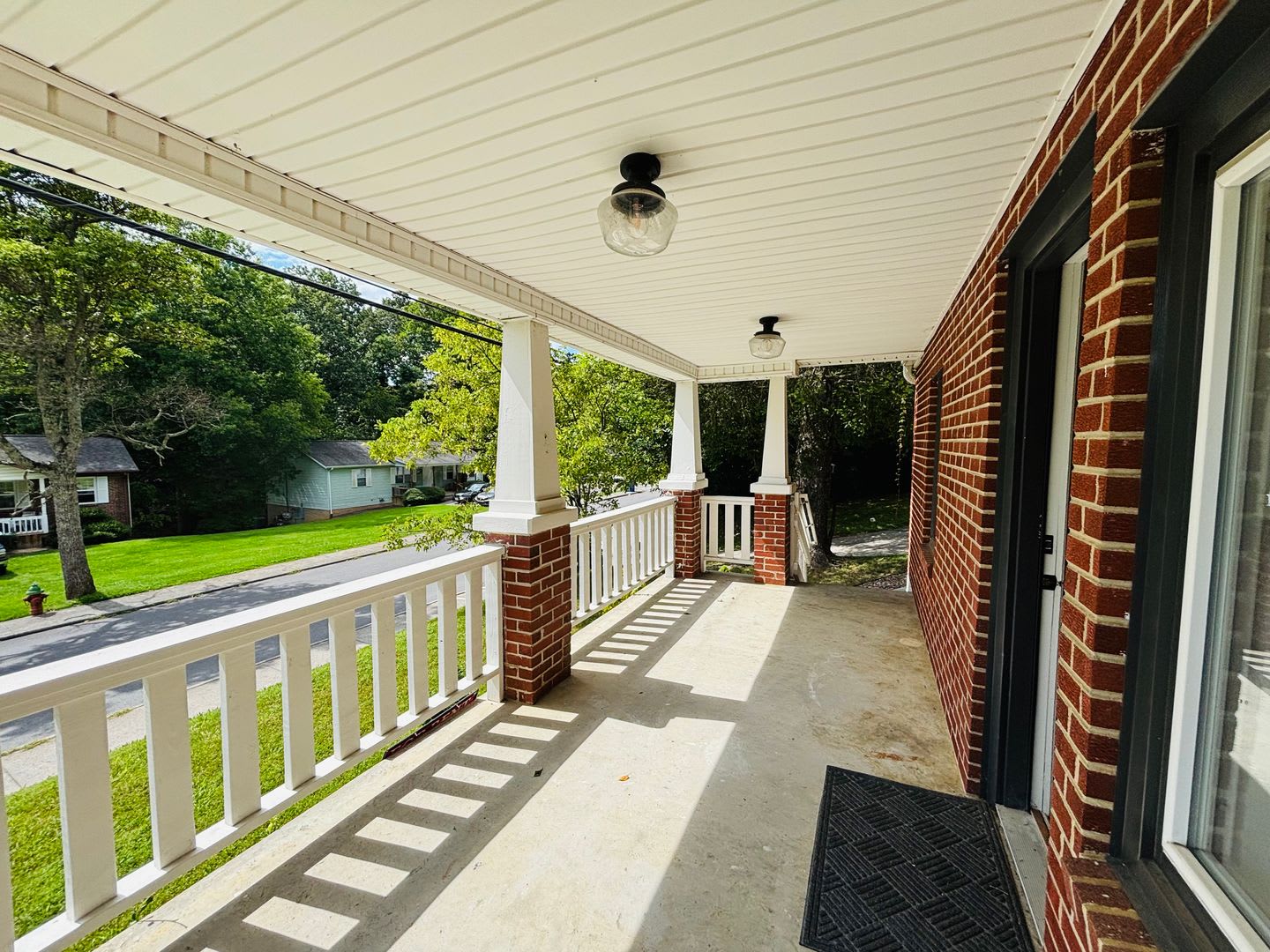 *RENOVATED KITCHEN AND BATHS!* 2 Bedroom, 2.5 Bath House – photo 5
