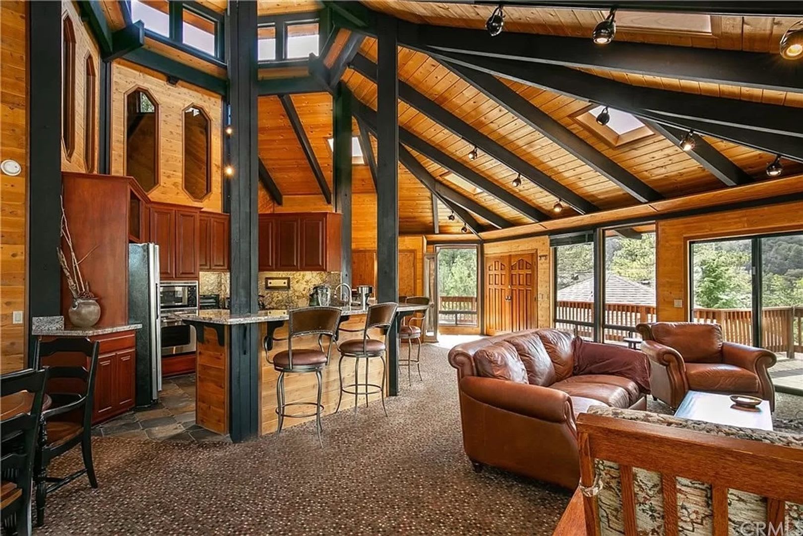 Beautiful 5-Bedroom Home with Mountain Views in Pine Club Mountain! – photo 2