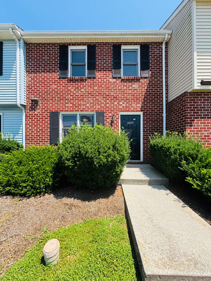 4 Bedroom, 3.5 Bath Townhouse – photo 1