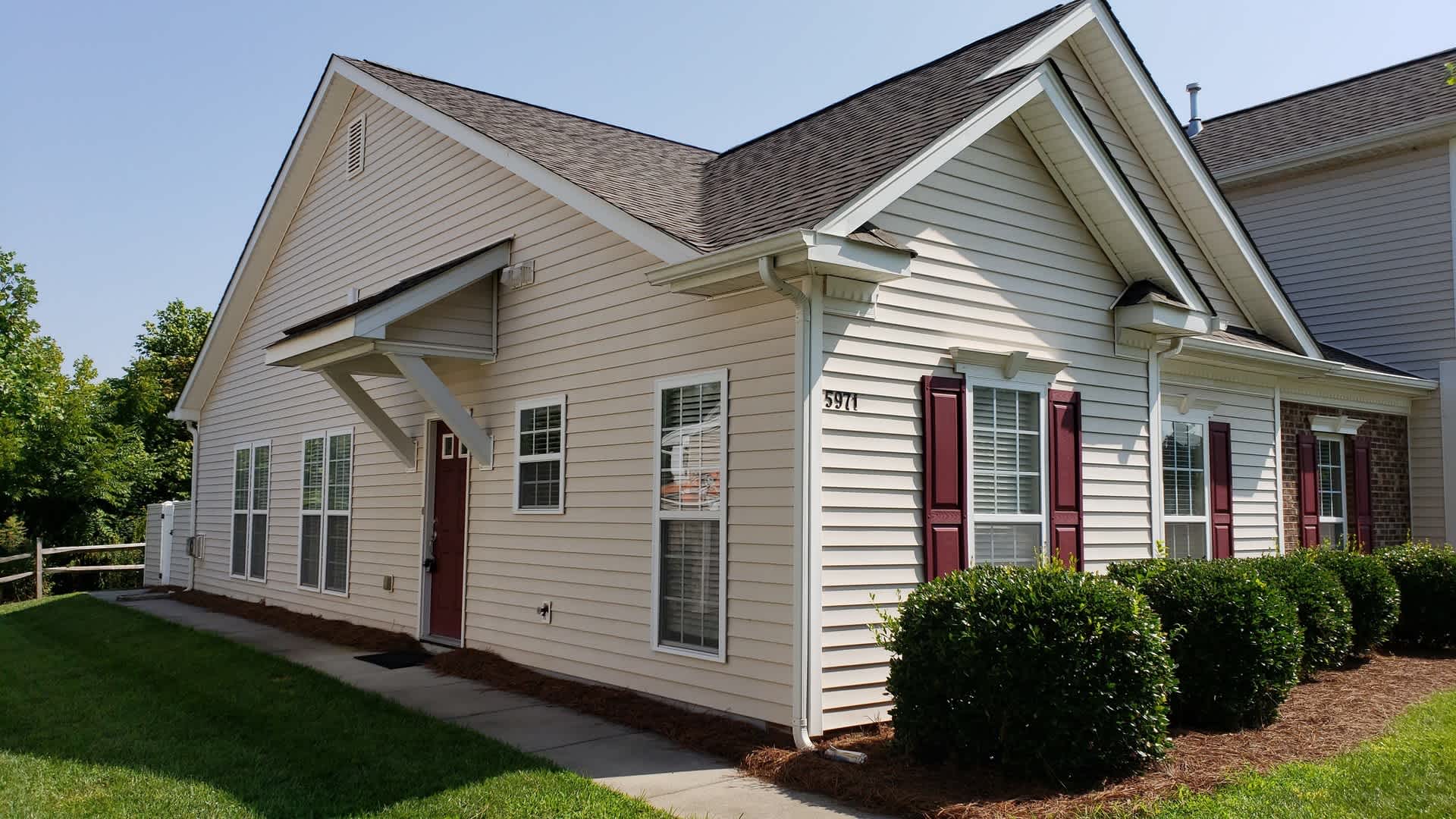 One level townhouse, no stairs, convenient to Lewisville/Clemmons – photo 2