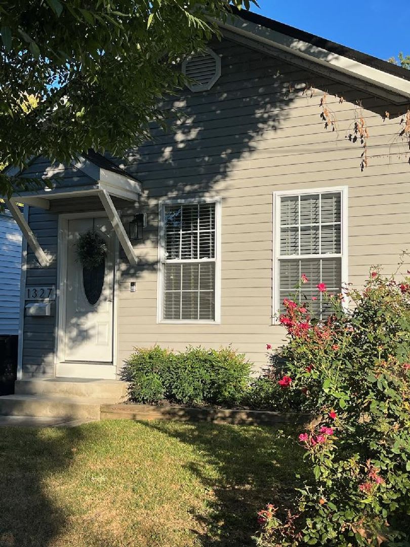Beautifully Renovated Two Bedroom Highlands Home – photo 3