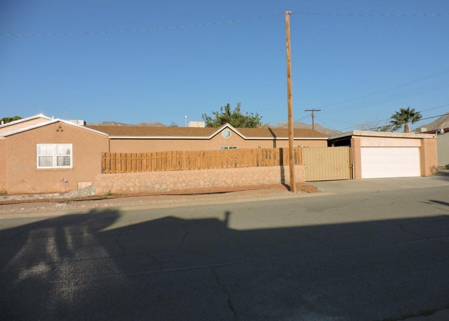 Spacious 3bed 2bath with Large Backyard! – photo 3