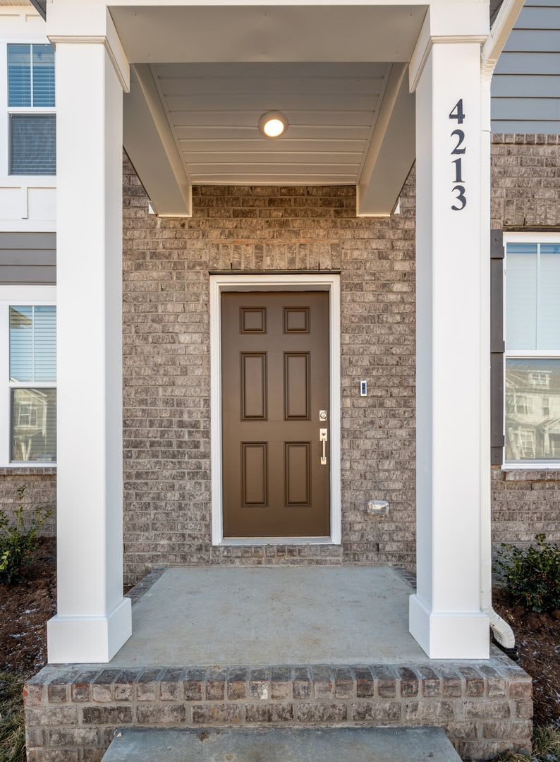 Be The Lucky One To Live In This 2022 Built End Unit Townhome In Blackman Station – photo 3