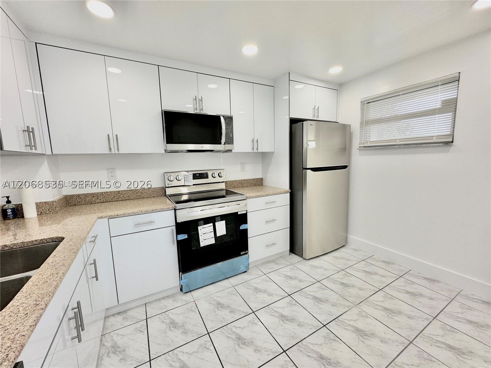 1075 Riverside Dr – photo 3