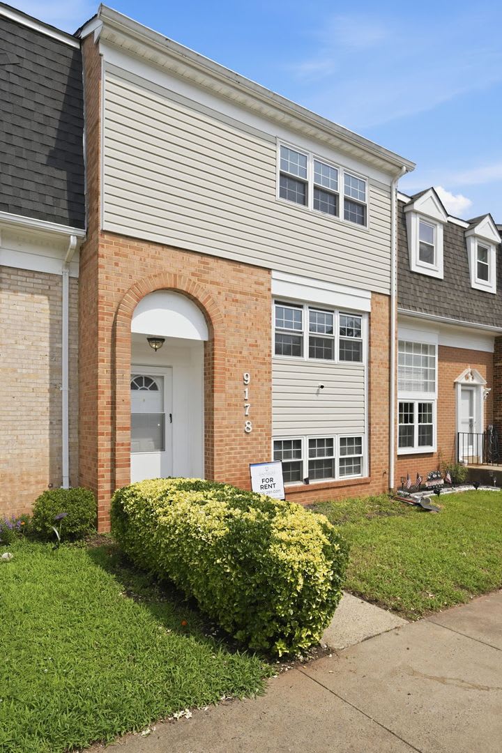 This Beautifully Designed Townhome Offers Three Spacious Bedrooms And Two And A Half Refined Baths Thoughtfully Curated For Both Comfort And Style – photo 4
