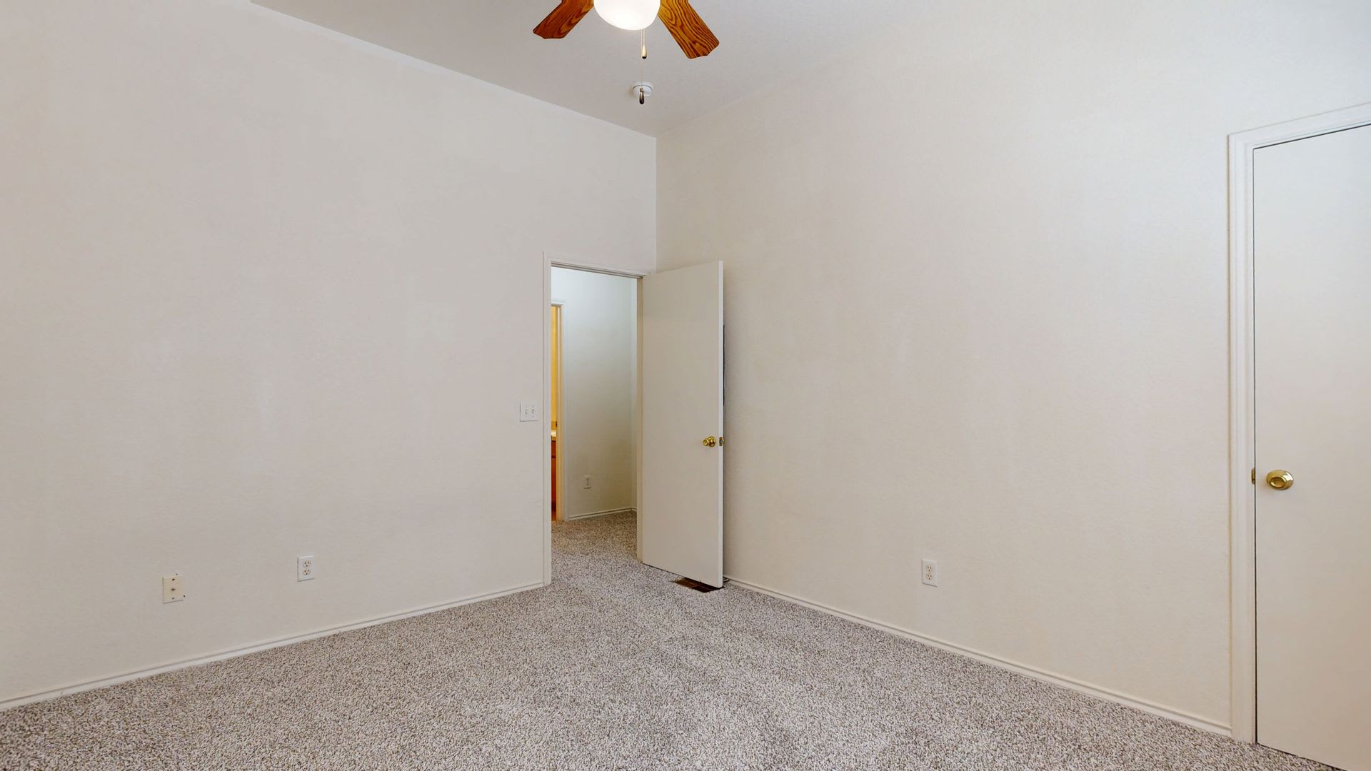 2 WEEKS FREE + $875 RENT + NEW CARPET IN A TWO BEDROOM TOWNHOUSE!!!! – photo 4