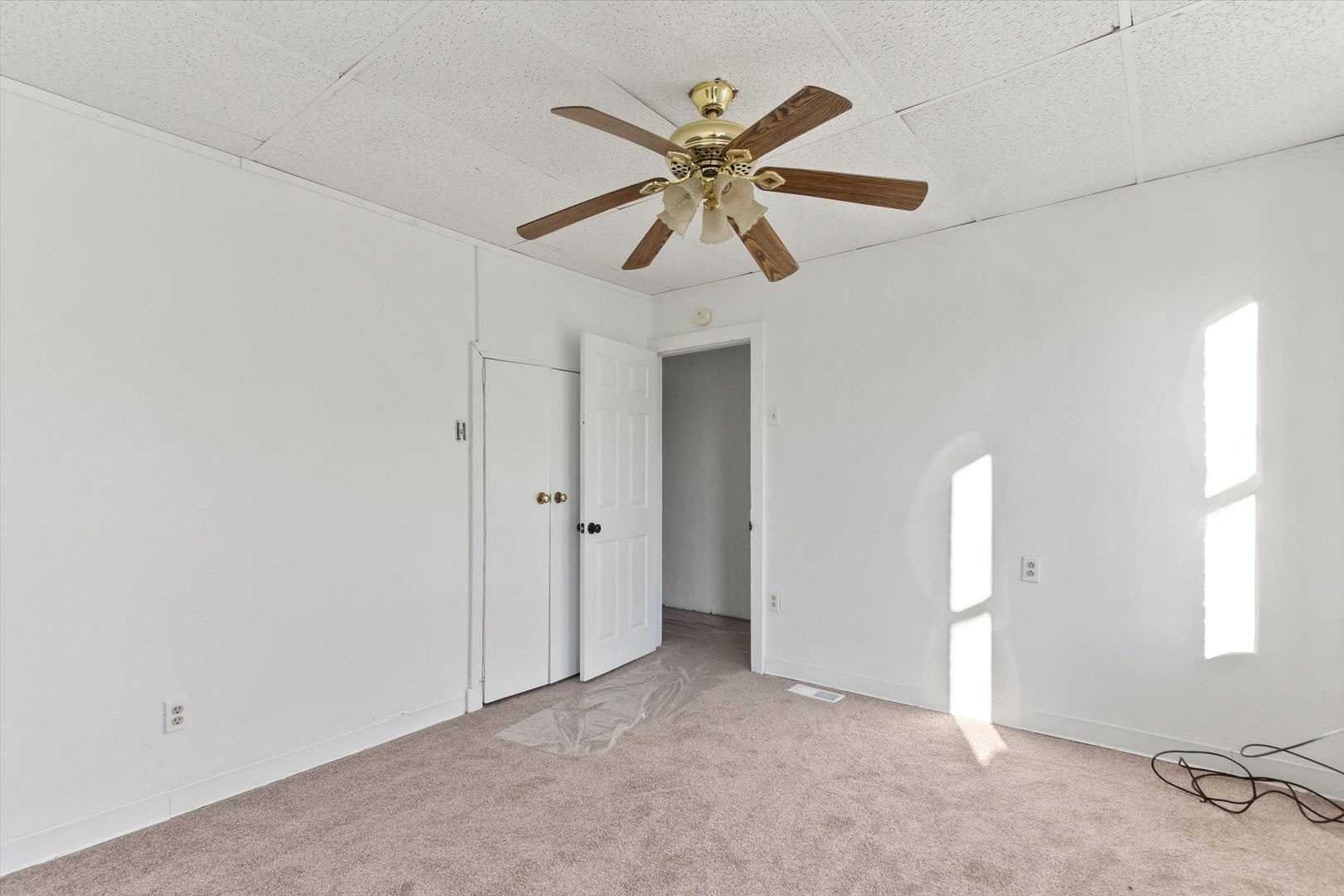 Bright 3 Bedroom, 1.5 Bath Home with Private Yard! – photo 5
