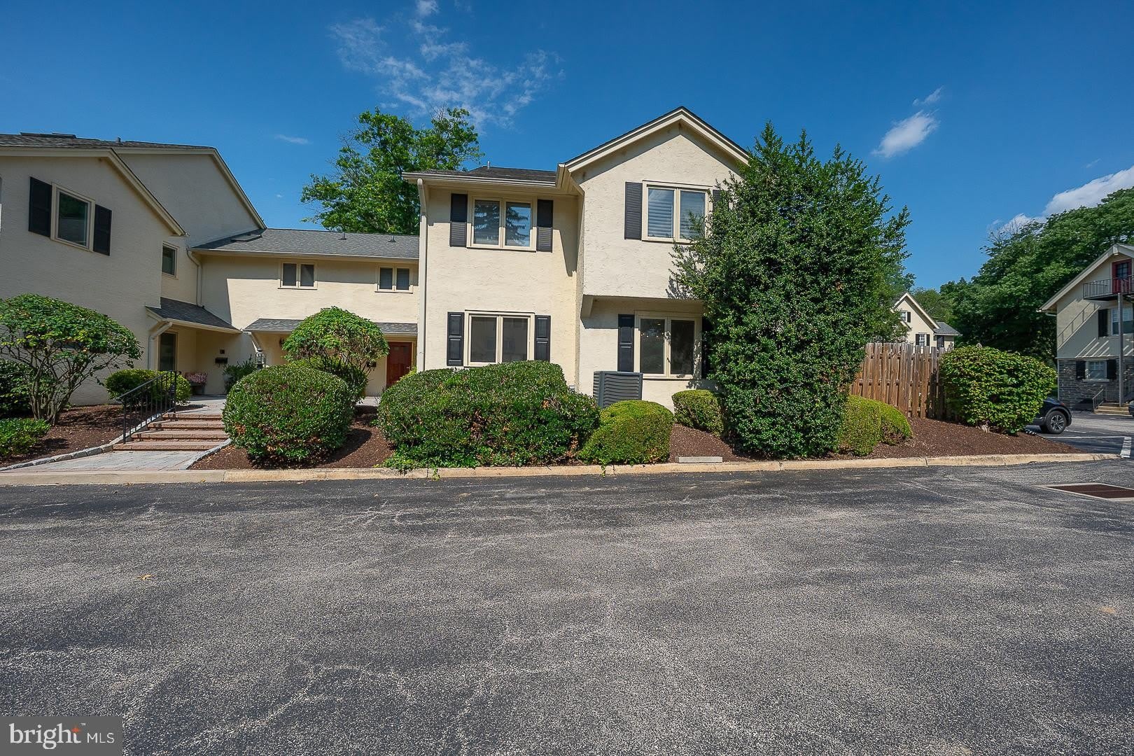 116 MONTROSE Avenue – photo 2