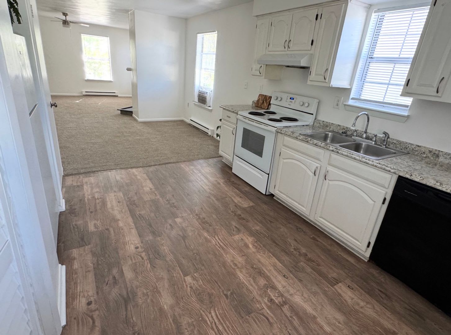 Updated 2Nd Floor Duplex Blocks From Beach – photo 2