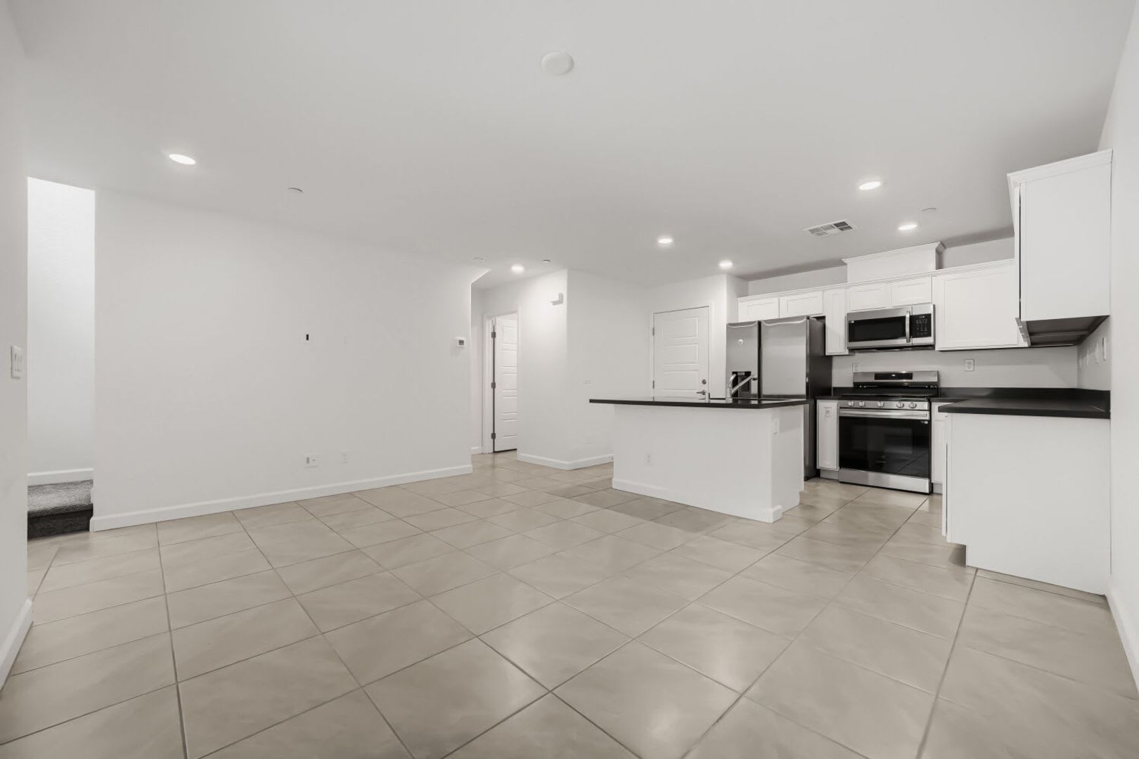 Stylish 3 Bedroom Townhome With Garage Community Amenities – photo 4