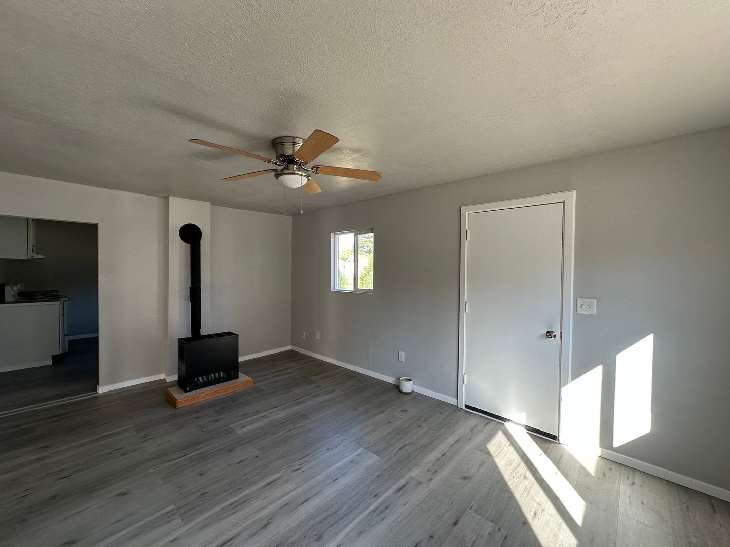 Remodeled 2 bedroom home in Myrtle Creek – photo 3