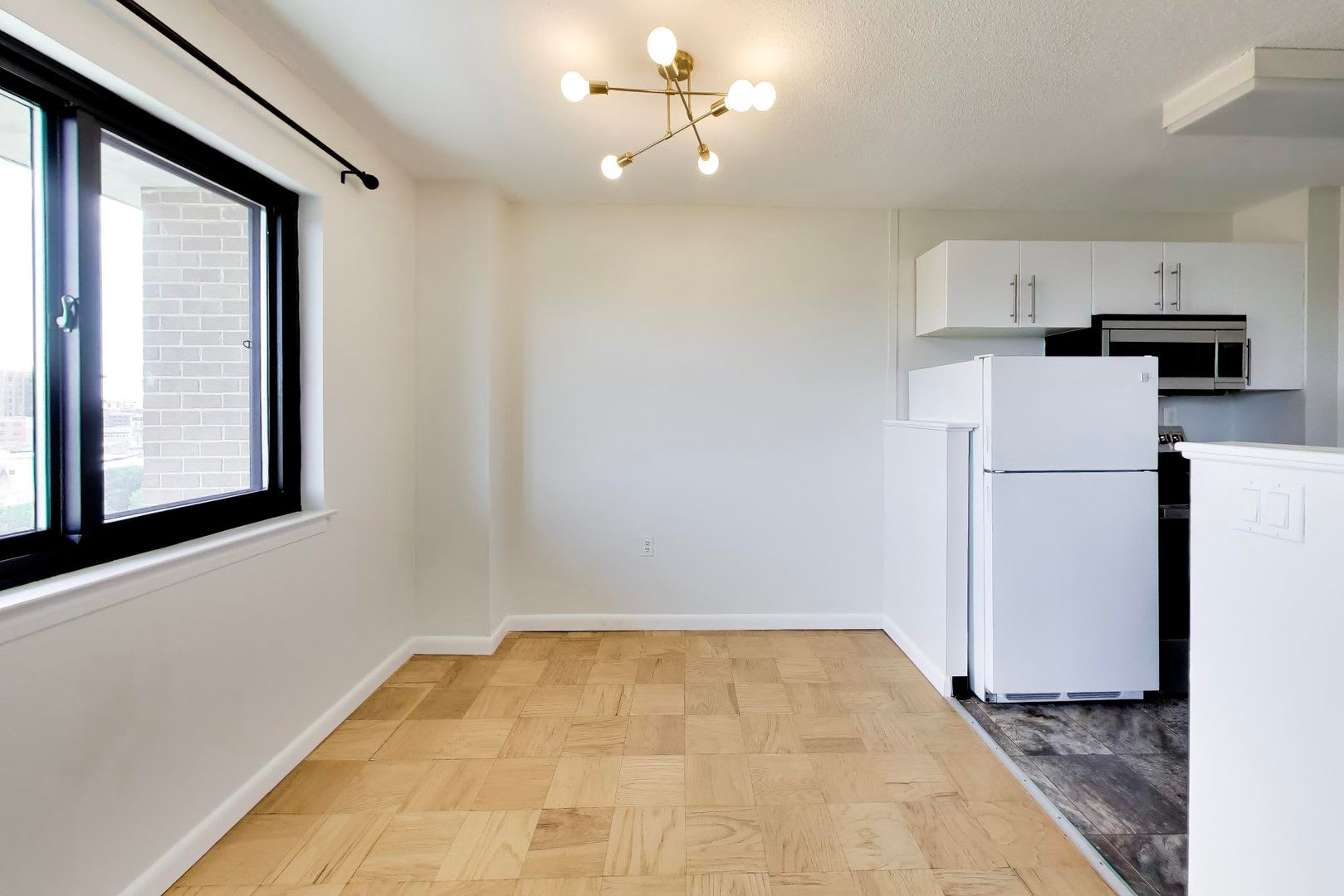 Amazing Location 1Bed 1Bath Condo Assigned Parking – photo 4