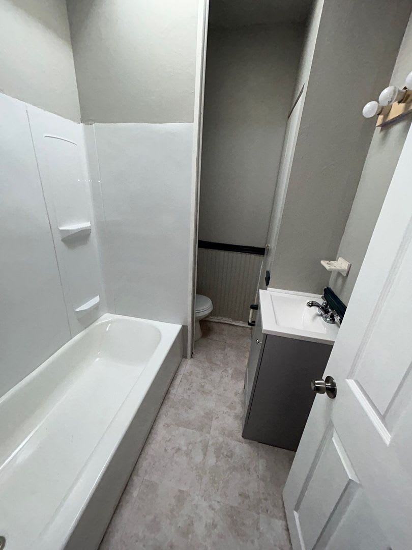 1302 Bonaparte Avenue – photo 1