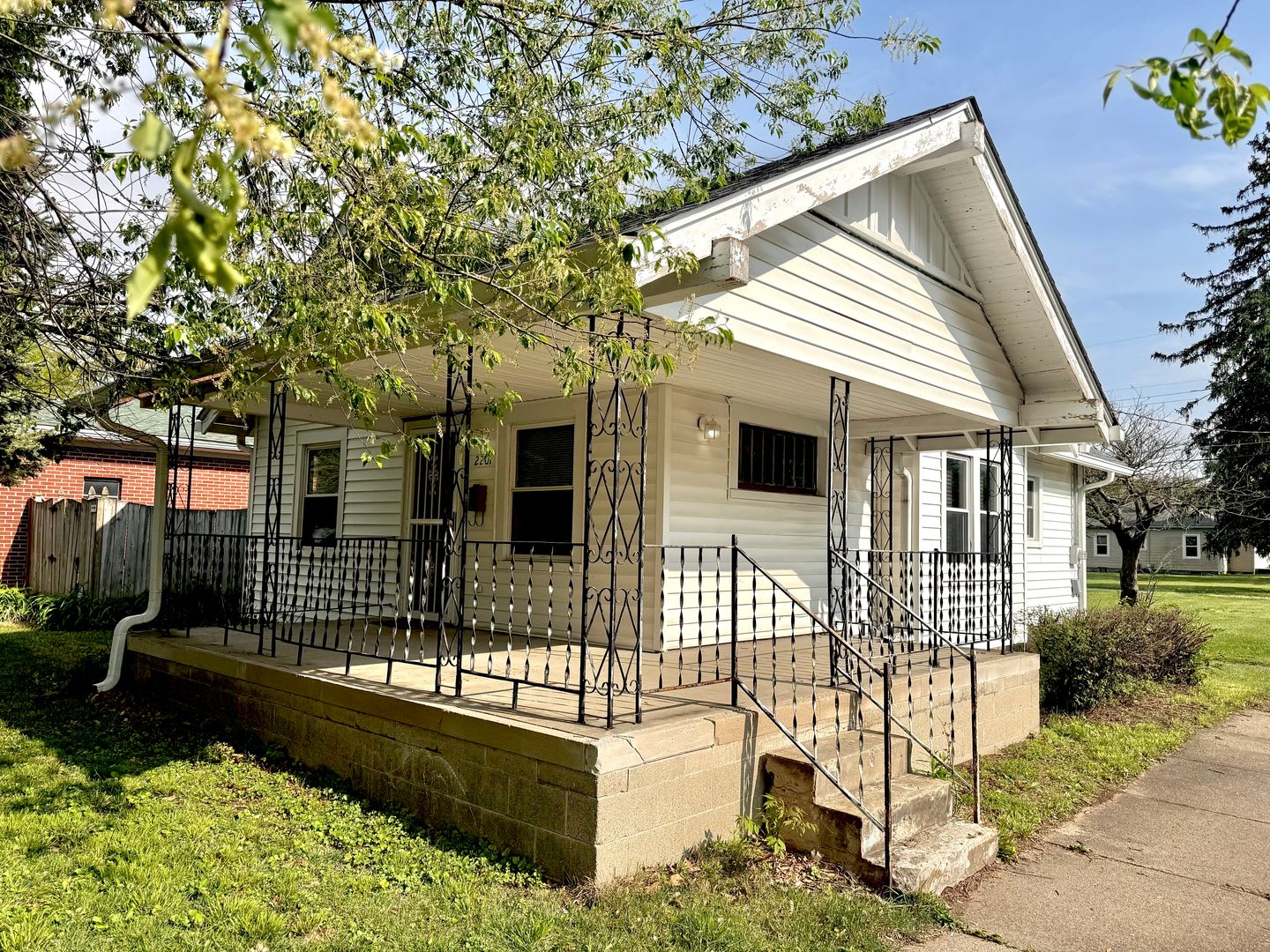 Charming 2 Bedroom 1 Bath House – photo 2