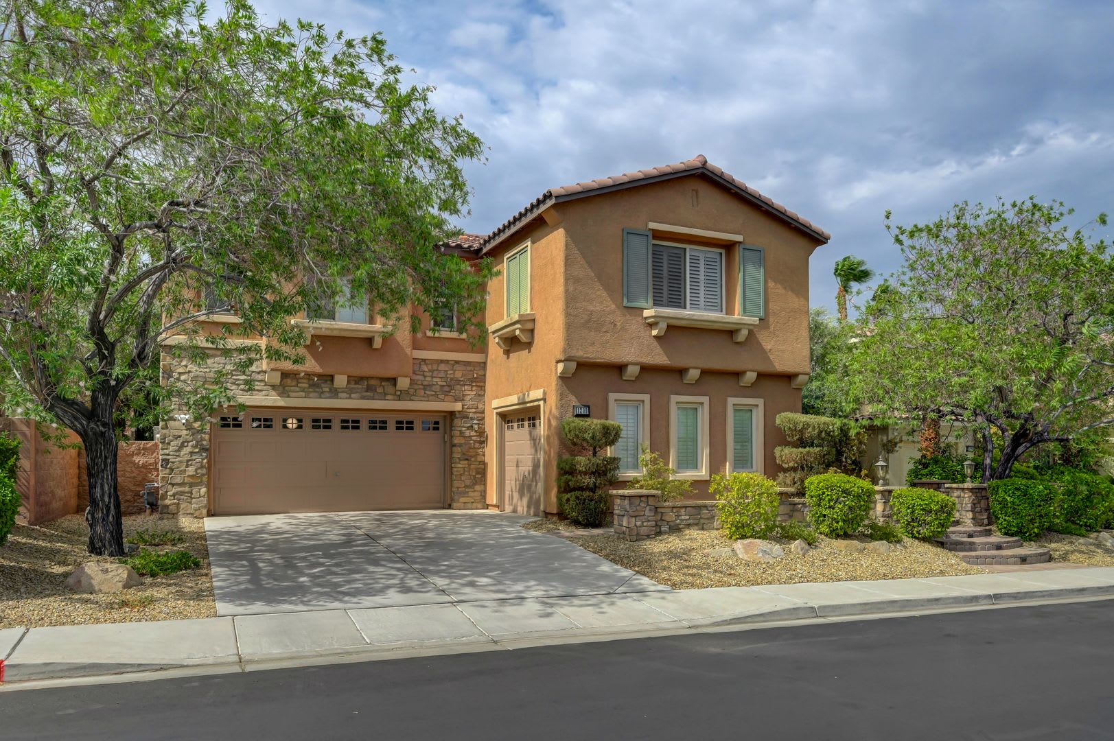 5 Bedrooms all with attached bathrooms! Pool & Spa!! Upgrades Galore! – photo 2