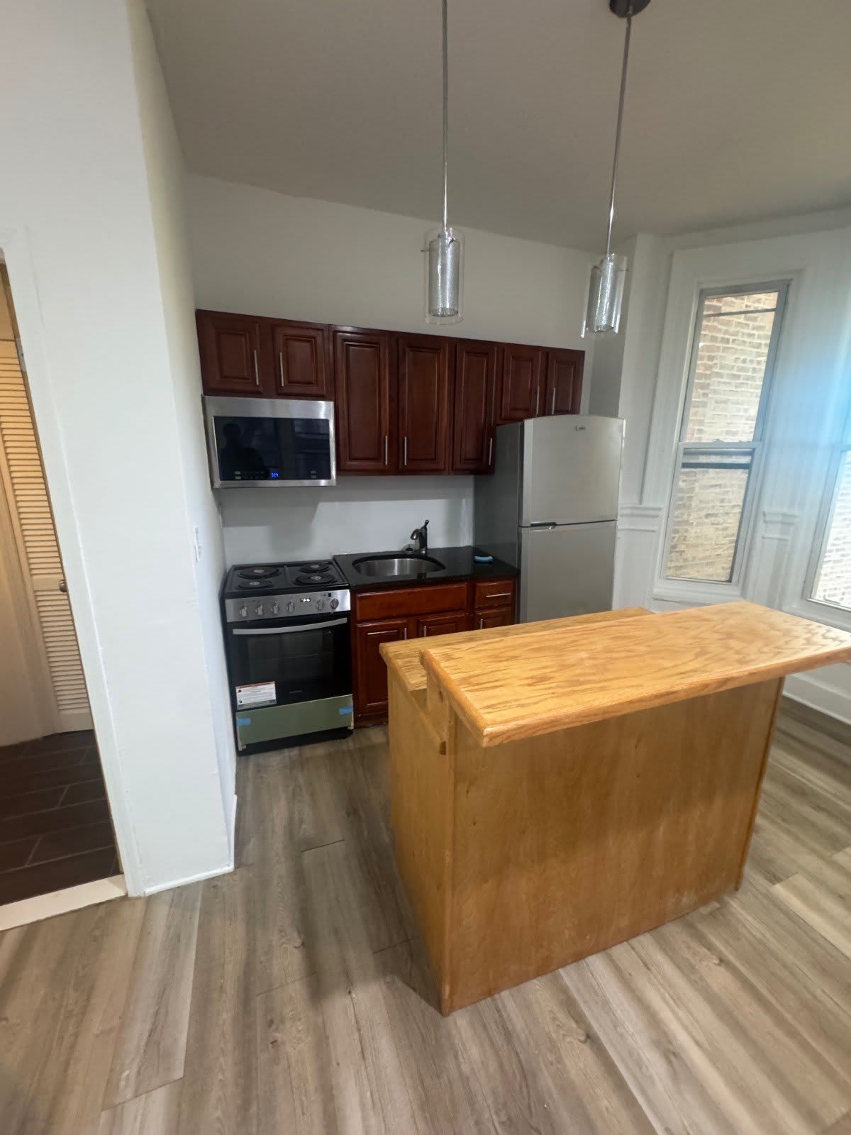 738 Kelly St – photo 2