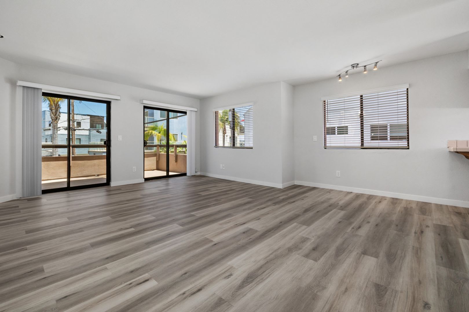 Mission Beach. 3 bedroom, 2.5 bath, 2 car garage – photo 3