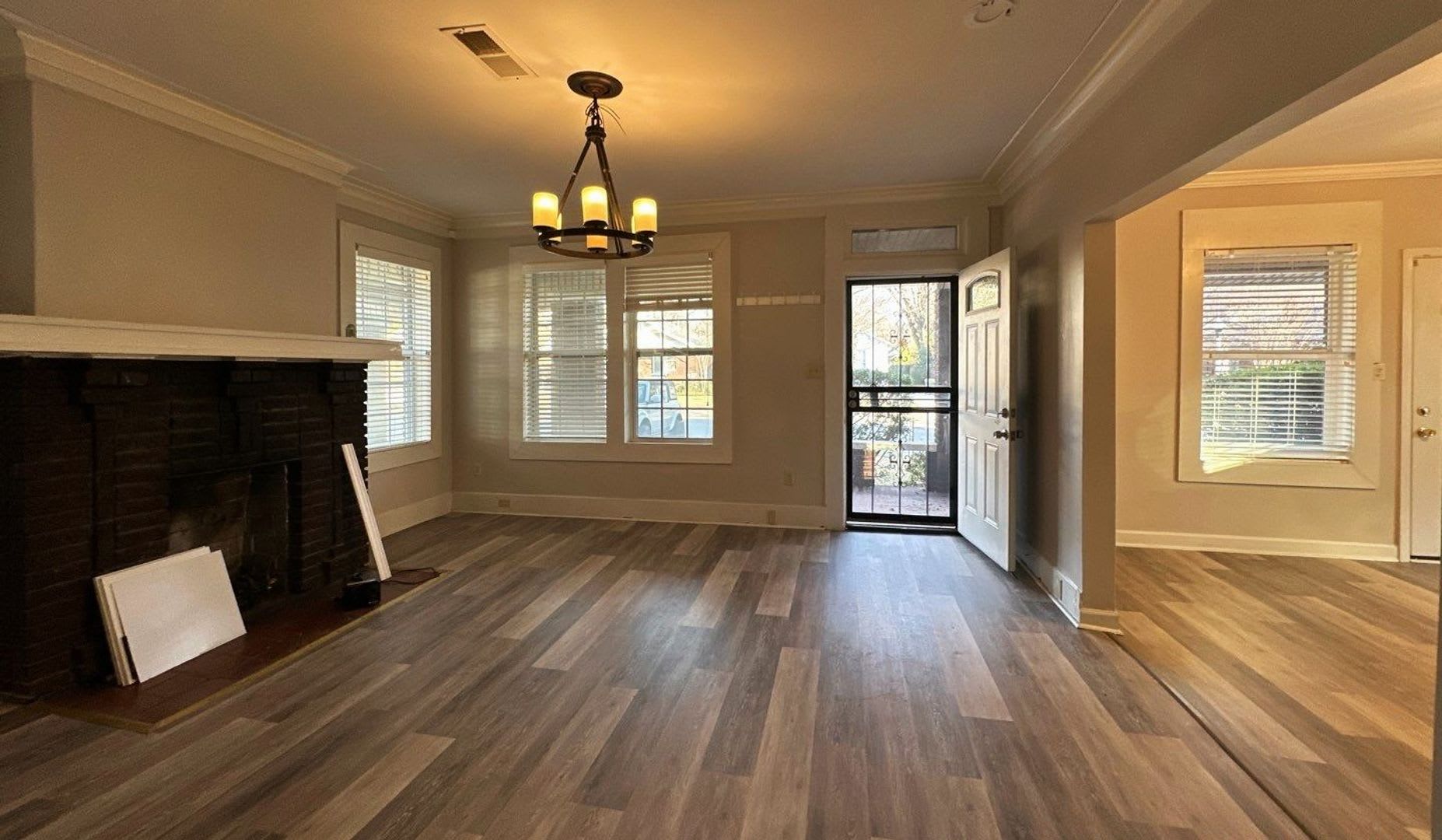 RHODES AREA 4 Bedroom /2.5 Bath House! Gorgeous New Floors – photo 4