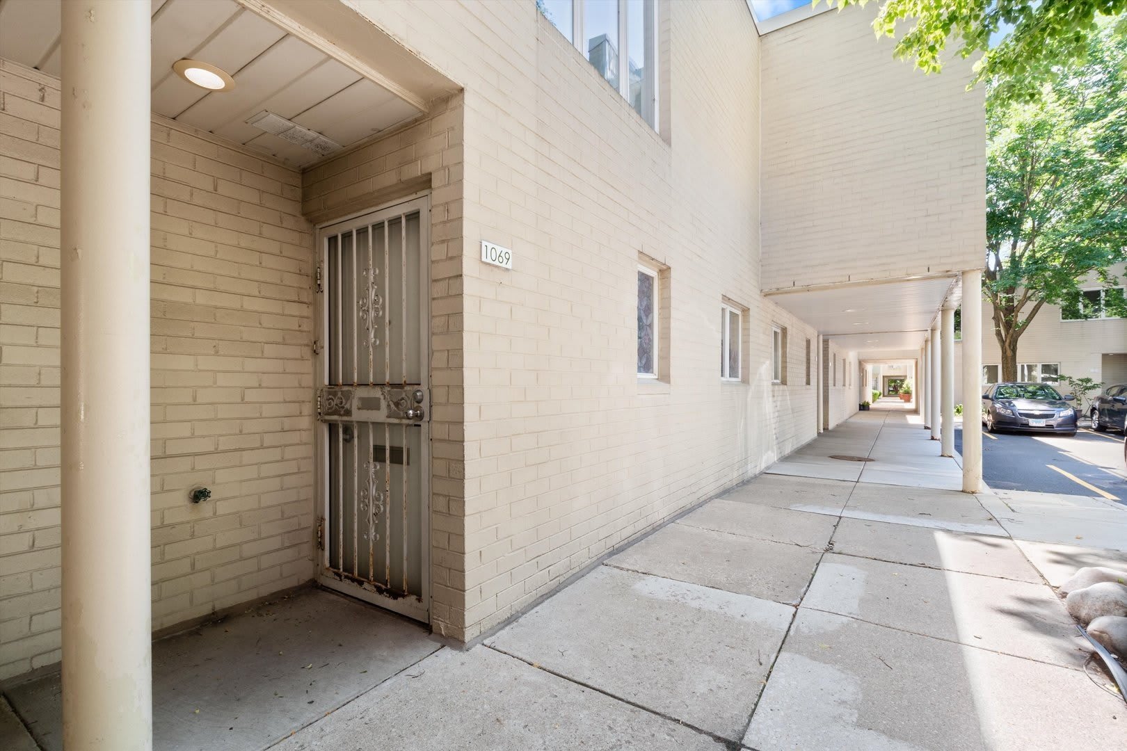 1069 S Park Terrace – photo 3