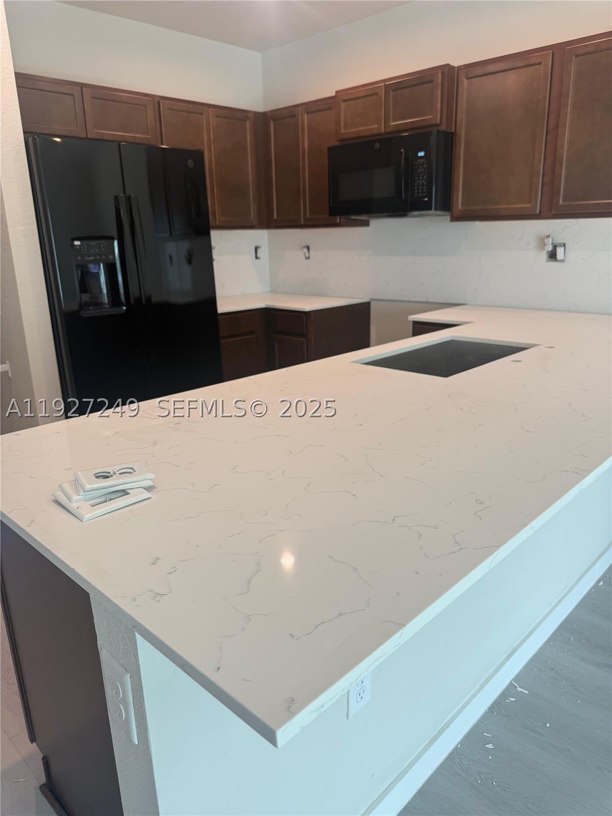 1037 NW 5th St – photo 2