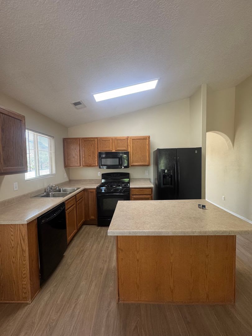 4 bed 2 bath home! Fresh New Paint & Flooring Throughout MOVE IN SPECIAL! – photo 5