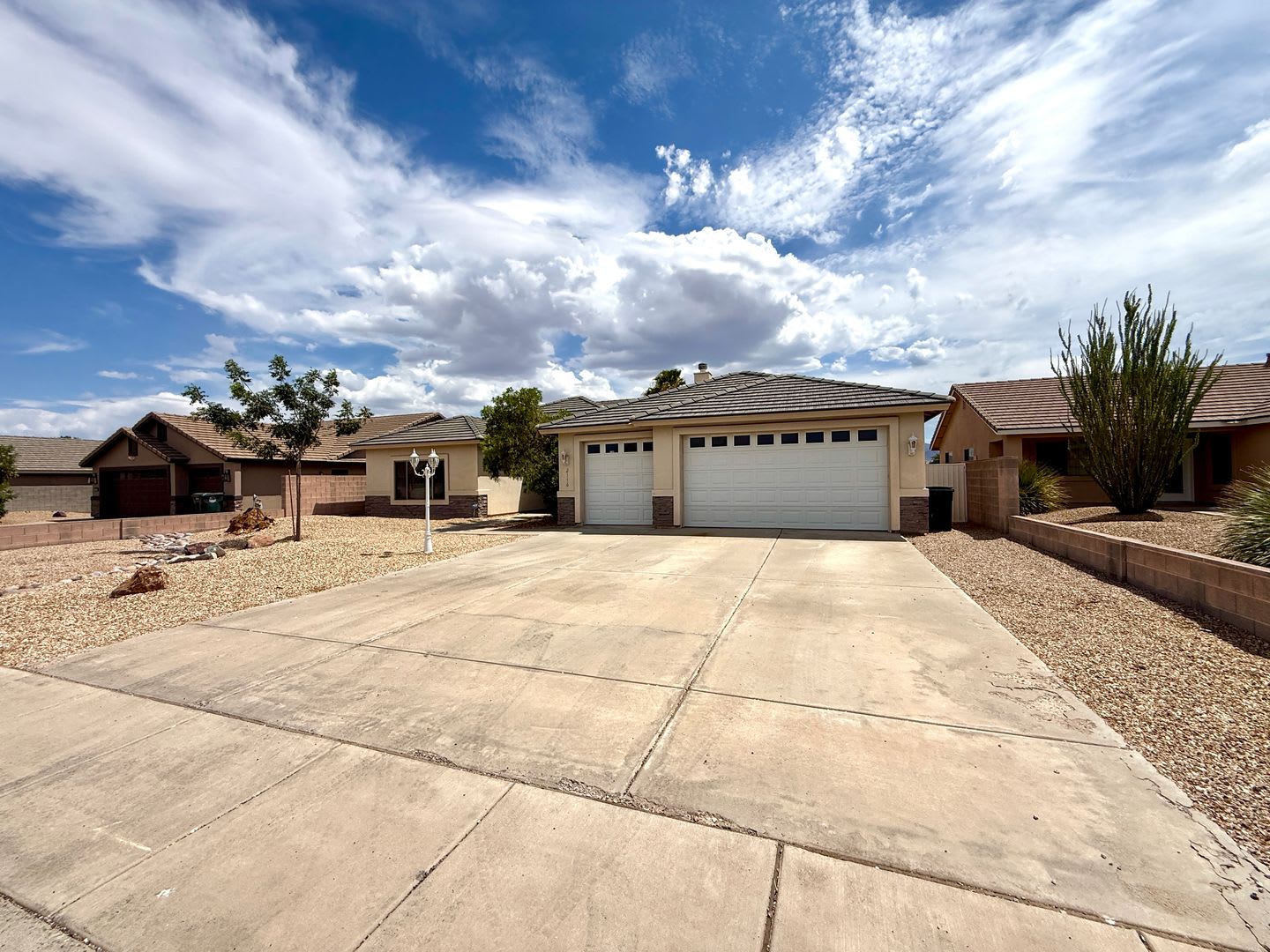 Beautiful 4 Bedroom Home With 3 Car Garage Hualapai Mountain Views In Walleck Ranch – photo 4