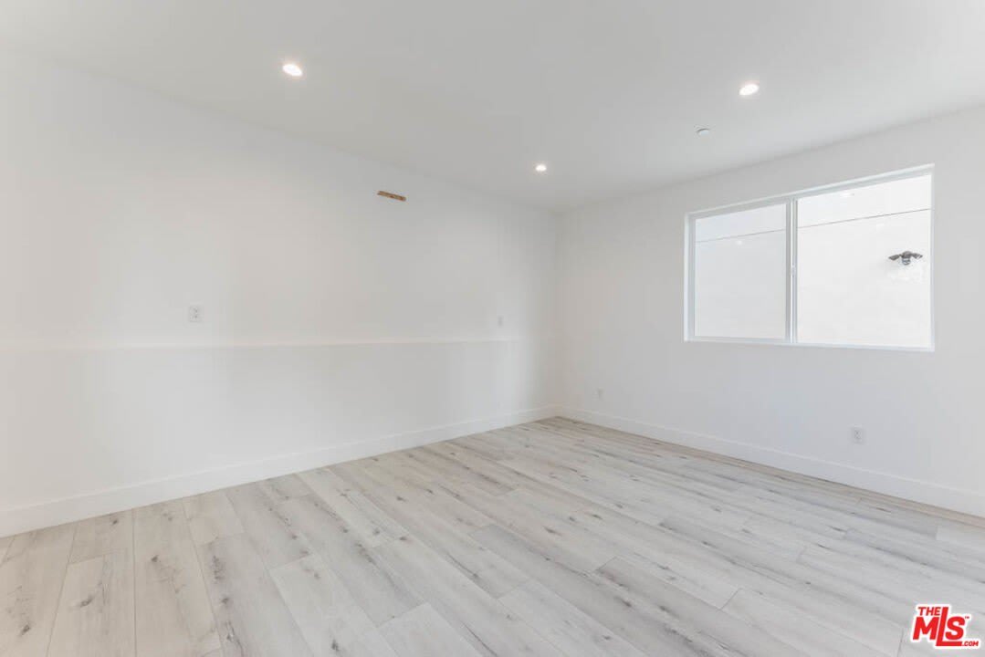 1236 N Beachwood Dr – photo 3