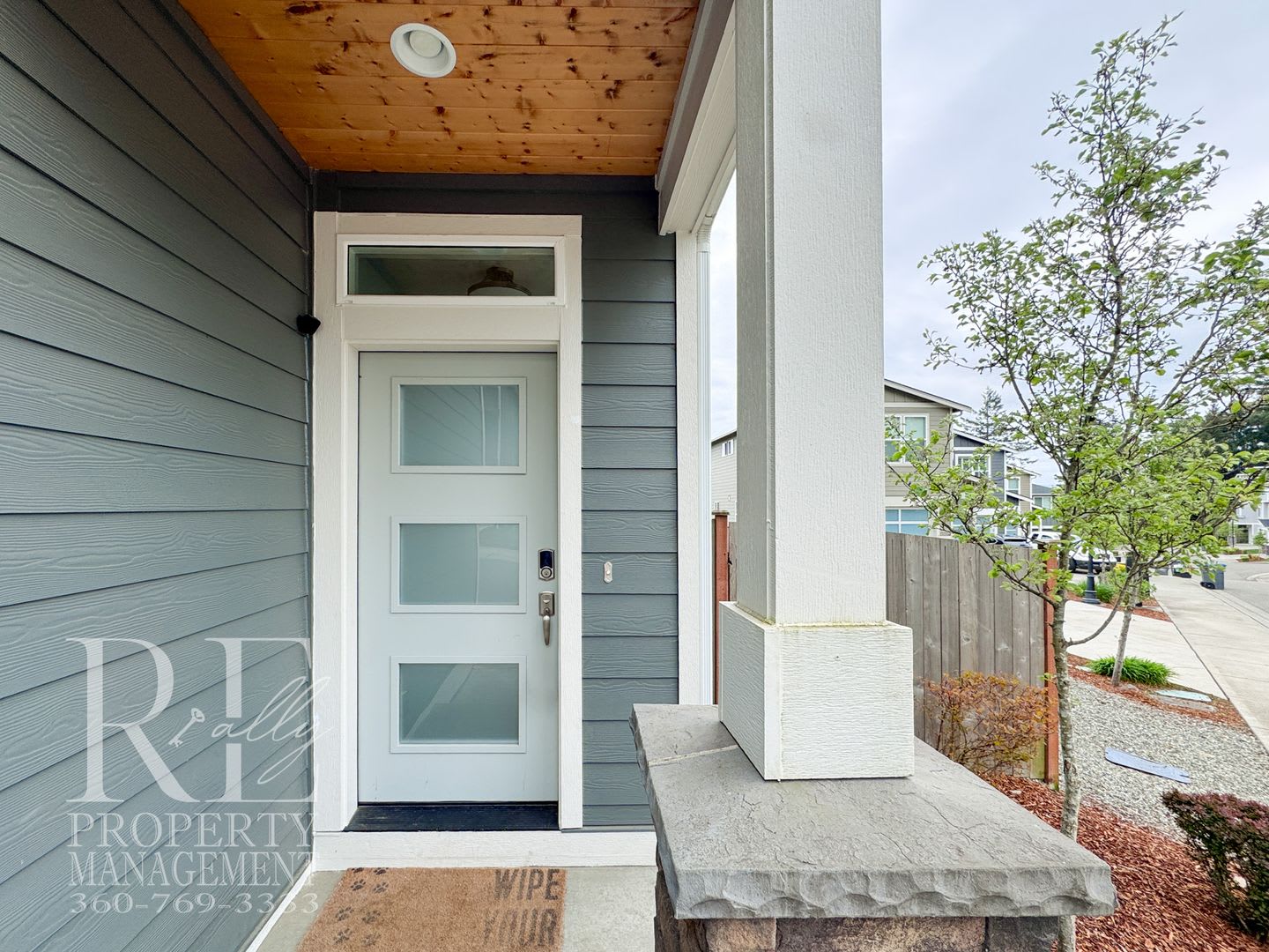 Move In Special 50 Off First Months Rent Modern 3 Story Bremerton Home With Water Views On Every Level – photo 3