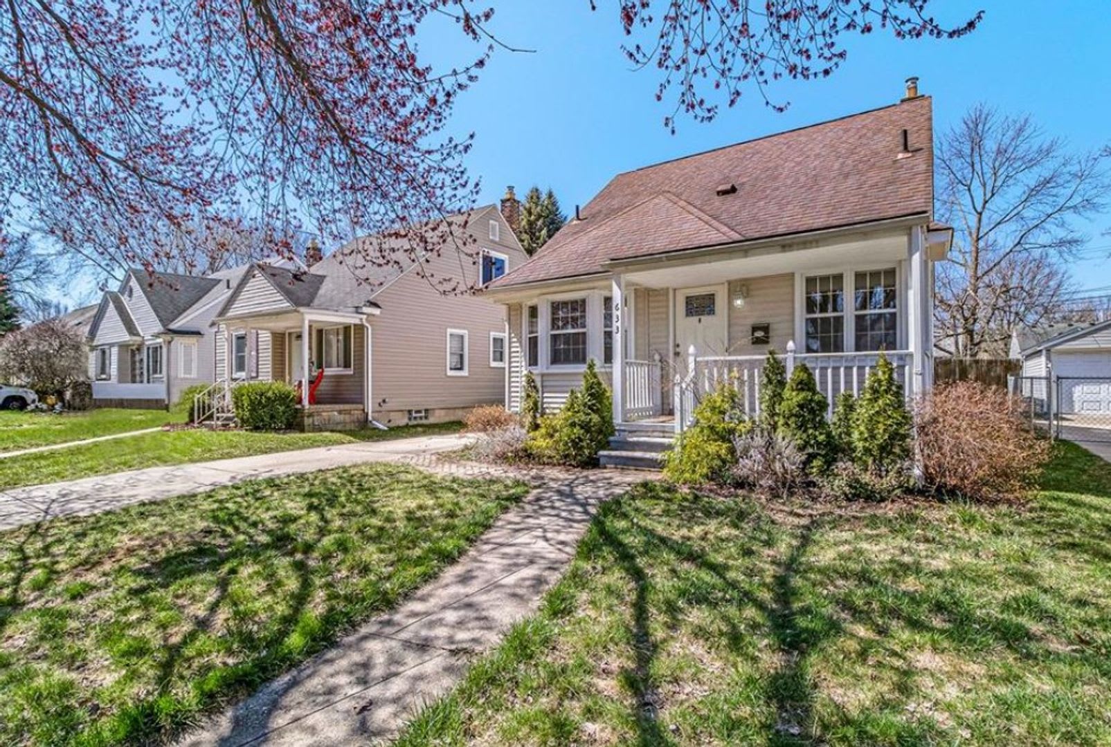 3 Bed 2 Bath Charming Updated Bungalow In Royal Oak Available Now – photo 1