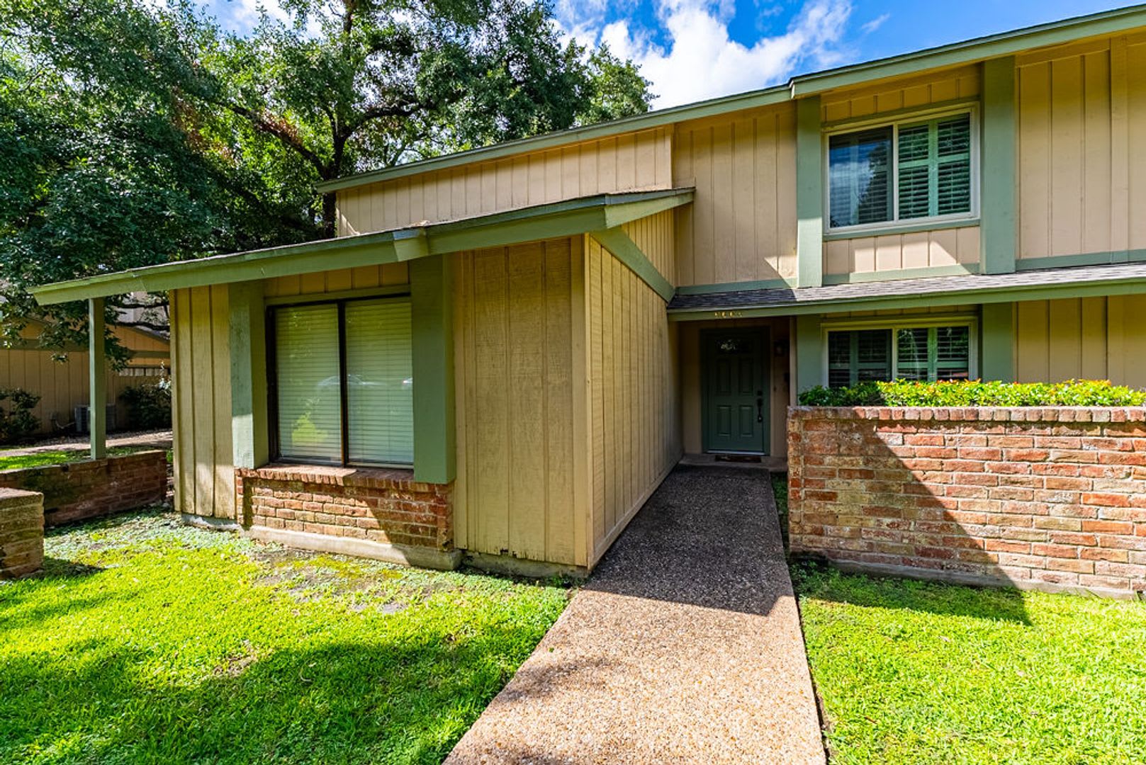 Charming 3 Bedroom 1 5 Bathroom Located In North Austin – photo 2