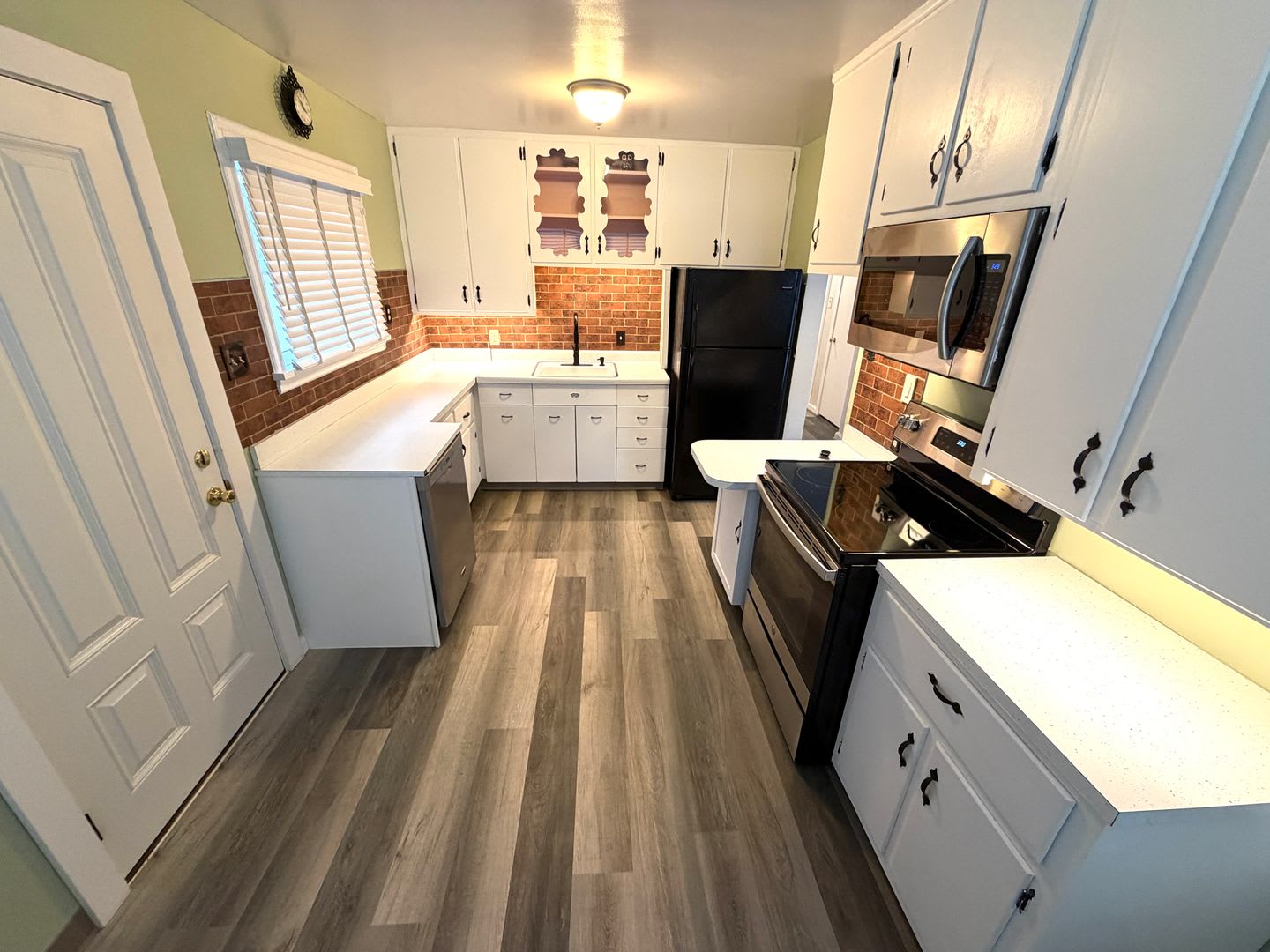Charming 3 Bed 1 Bath Single Family Home W/ Fully Fenced Yard and Garage! – photo 5