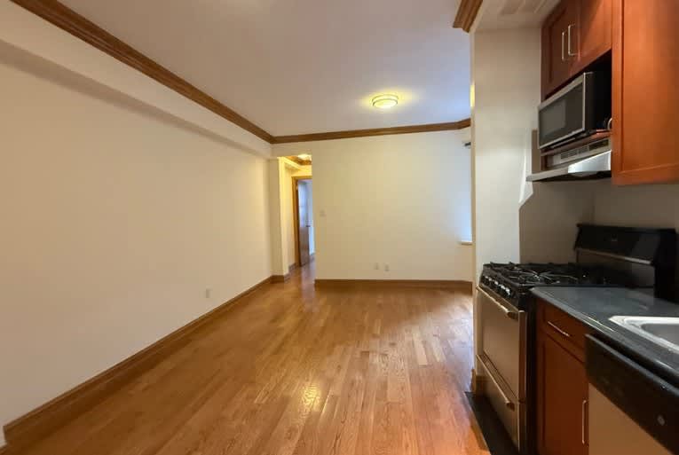 1684 York Ave – photo 3