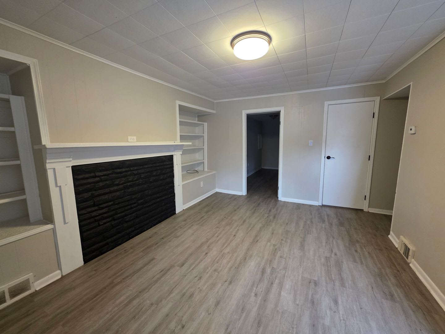4 Bedroom, 2 Bathroom House in the South Side! – photo 1