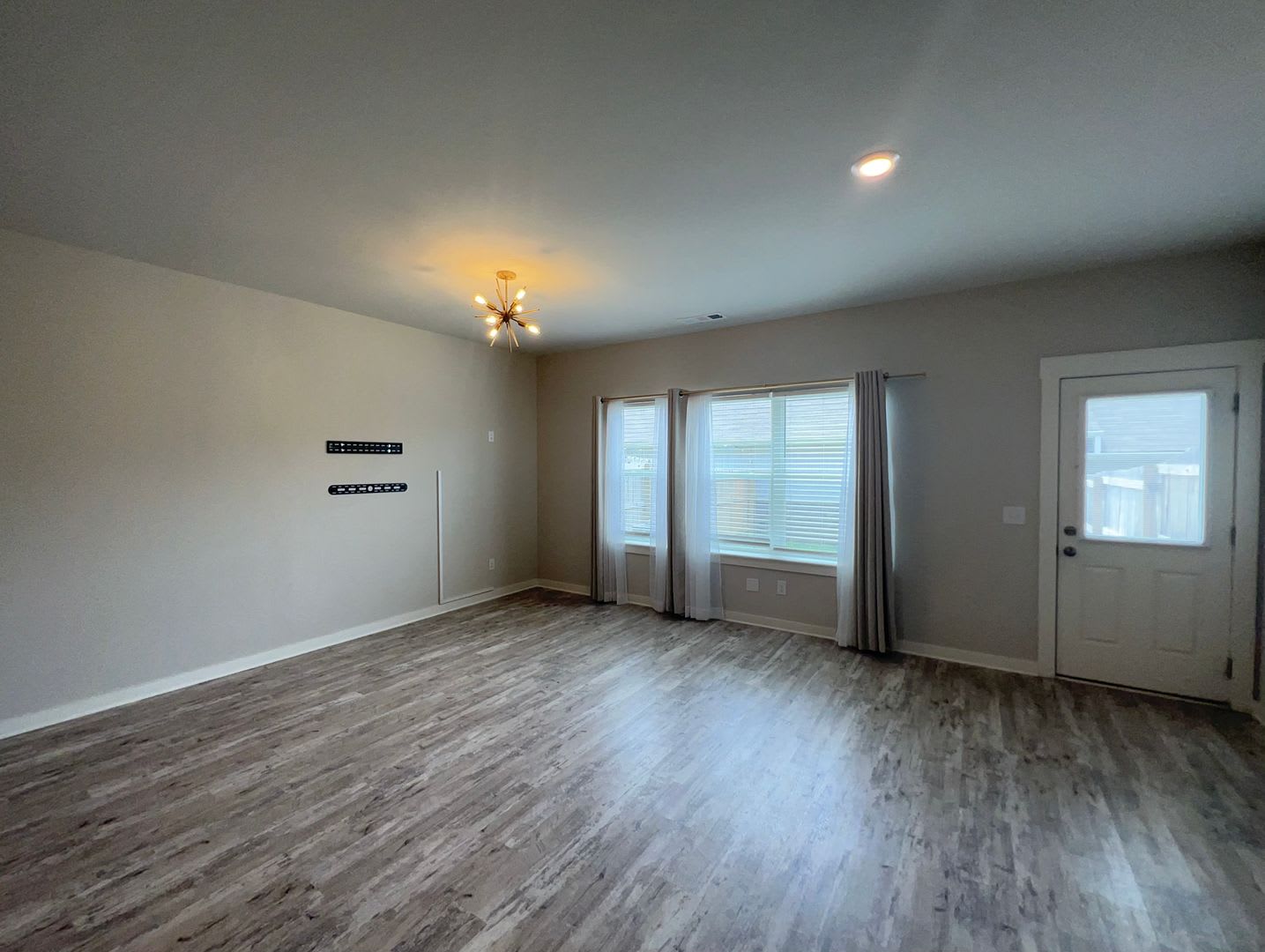 Spacious Condo with 2 Car Garage! – photo 3
