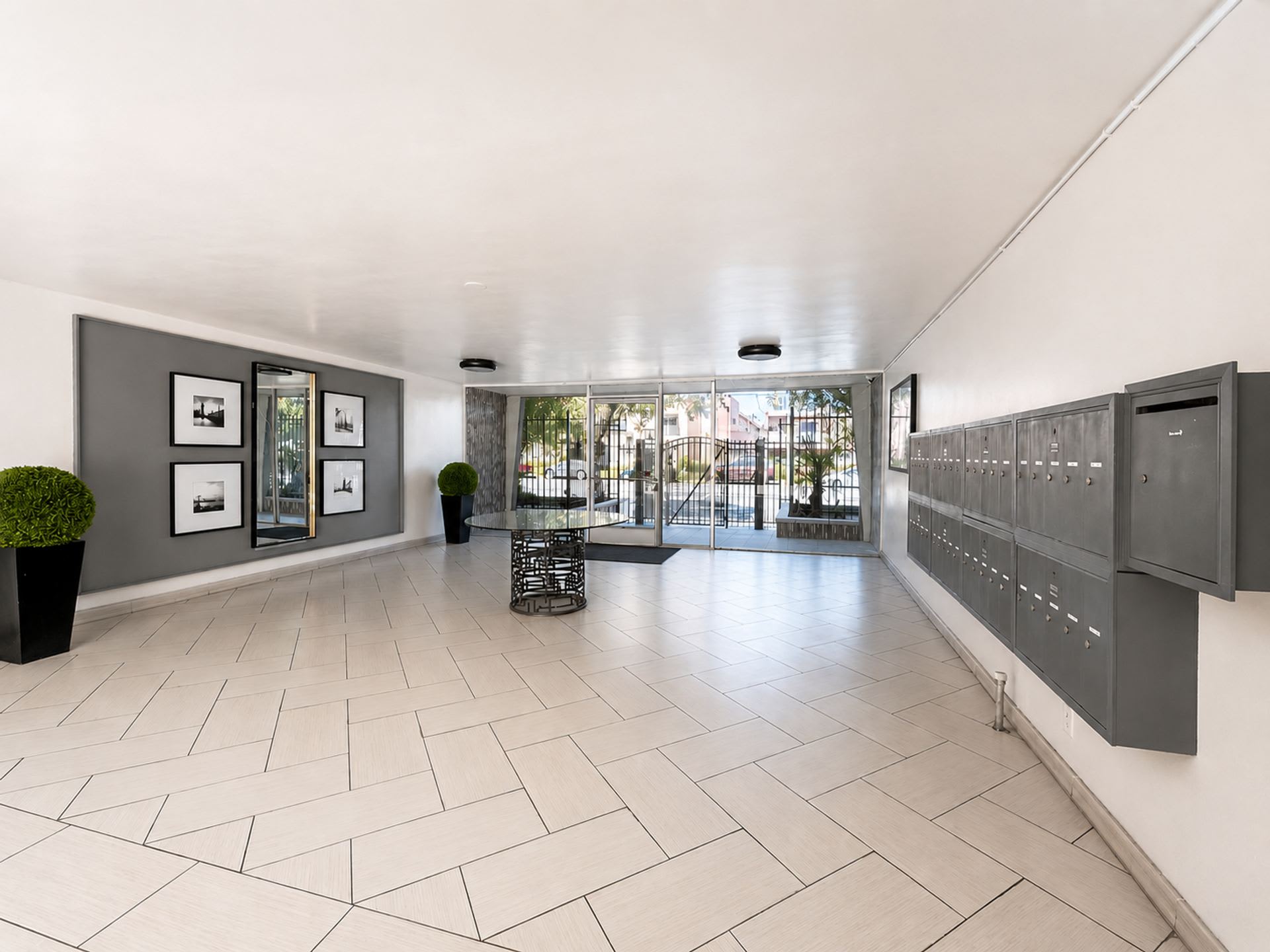 Tarzana Five Apartments – photo 5