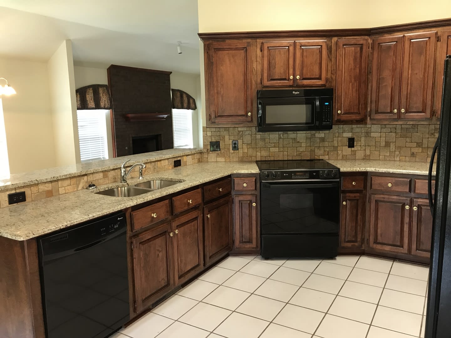 Beautiful Granite And Tile Backsplash To Update The Large Kitchen 3 Bedrooms An Office Large Master Corner Lot – photo 1