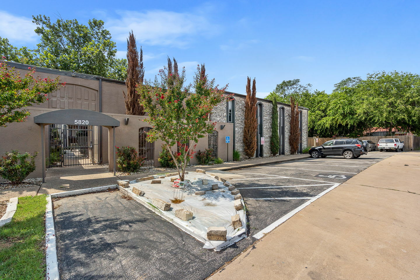 5820 Berkman Drive – photo 1