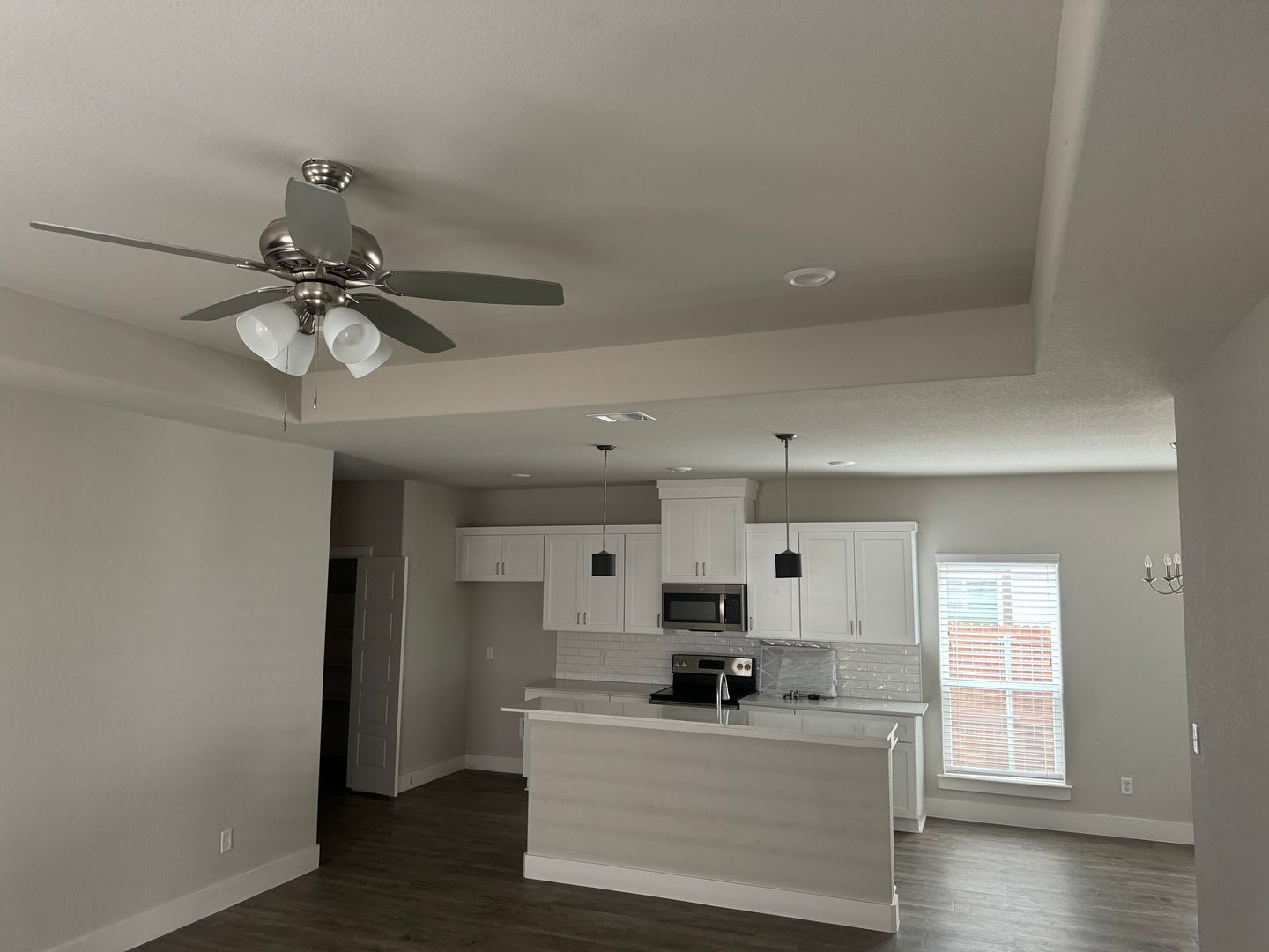 3/2/2 BEAUTIFUL HOME with CUSTOM FEATURES / FIREPLACE – photo 5