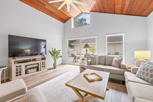 300 S Peppertree Drive – photo 2