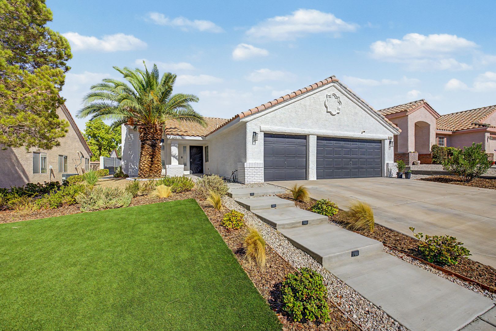 Gorgeous remodeled single story home in Henderson with 3 car garage! – photo 1