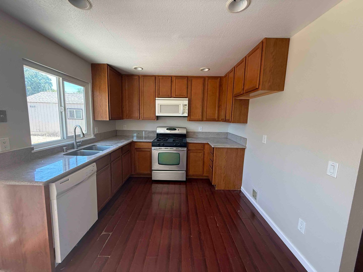 Single Story 4 Bedroom – photo 4