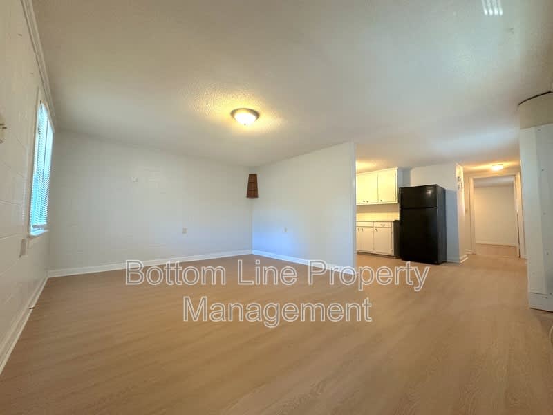 301 Vivian St – photo 3