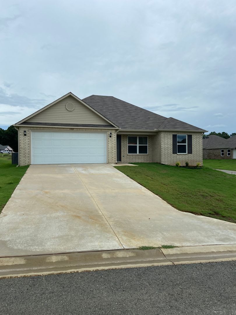 Pre-Leasing Now! Spacious 4-Bedroom, 2-Bath Home with a Large Backyard Patio in Fairview Haven – photo 3