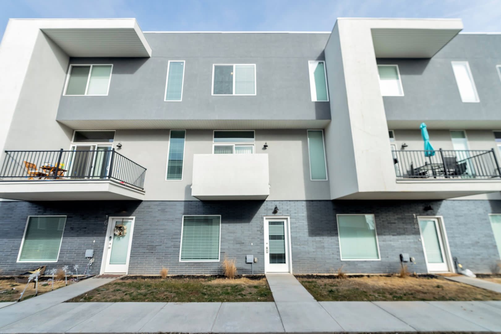 Beautiful 4 Bed 3 Bath Townhome In Great Clearfield Location Available Now – photo 1