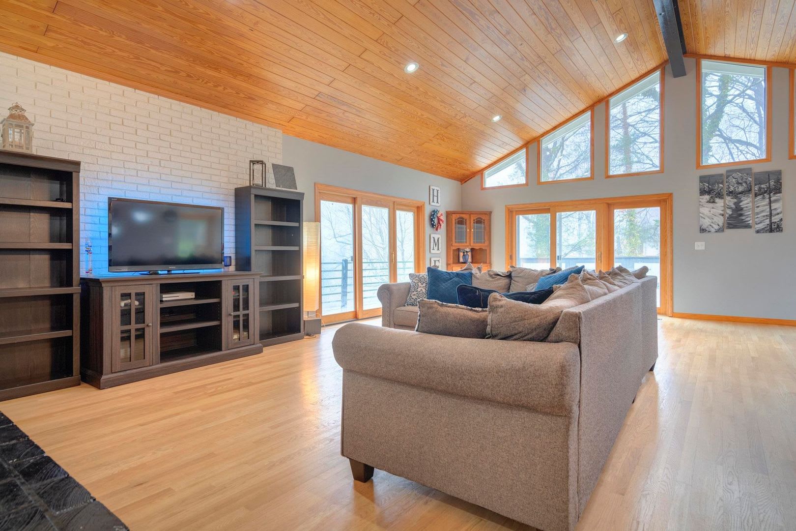Open Floor Plan Home With Fenced Yard And Excellent Location – photo 5