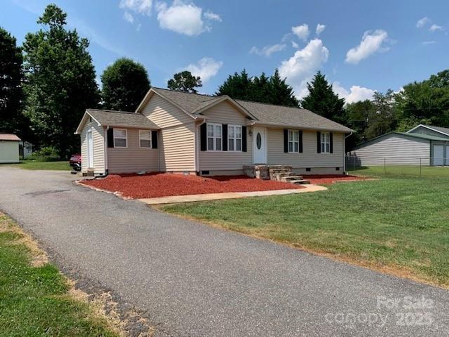 3 Bed, 2 Bath Home in Lenoir – photo 2