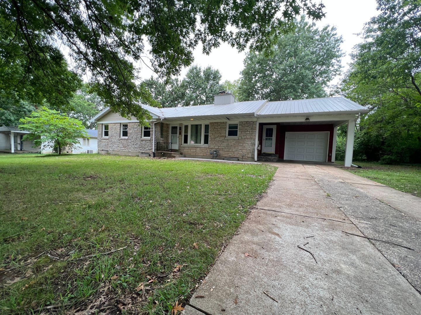 Spacious 3BD/2BA close to Mark Twain Elementary. Pets will be considered with a Pet Fee. 1 Car Garage – photo 1
