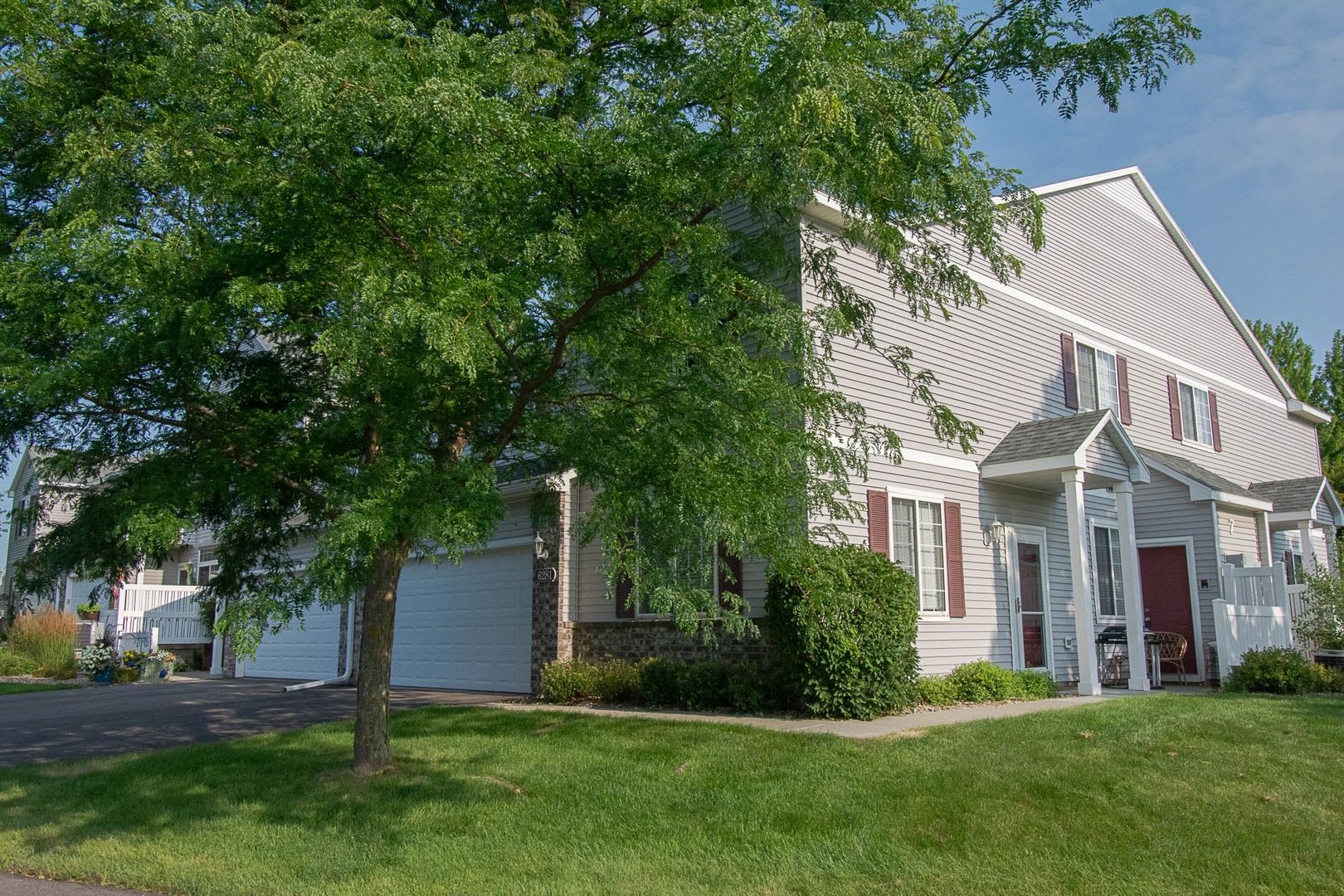 Beautiful Boulder Ridge end unit townhome w/upgrades throughout! – photo 1
