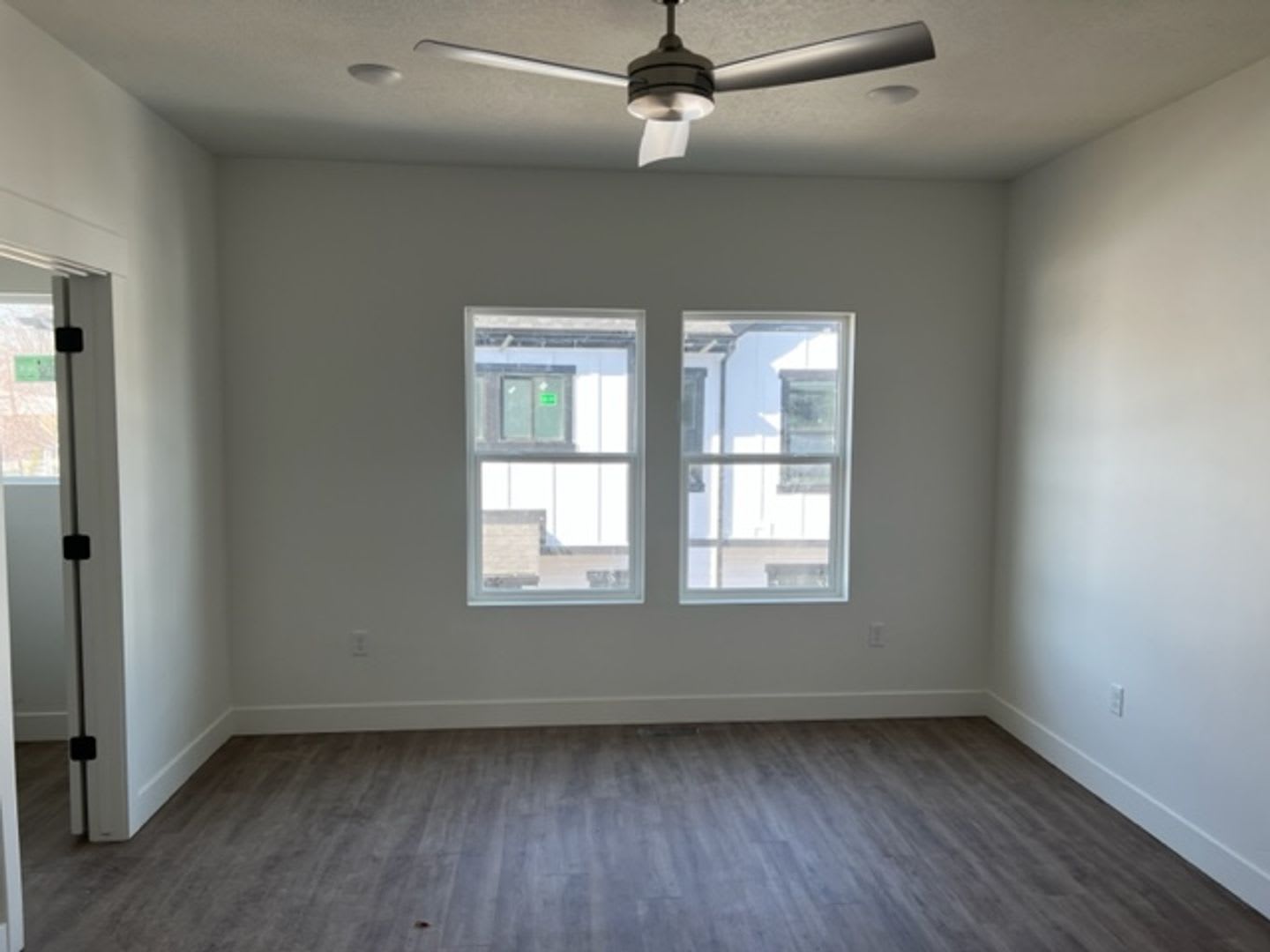 Half Off First Months Rent Beautiful Townhome With 2 Car Garage Central Air Pickleball Court And Laundry Hookups – photo 4