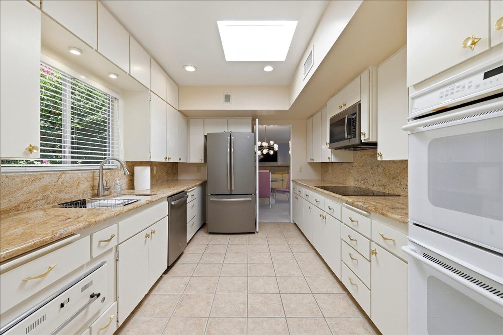 Retro/70's Spacious Condo! – photo 1